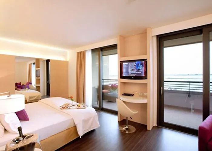 Готель Laguna Palace Градо